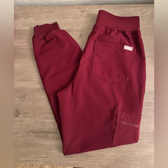 Figs Burgundy Scrub Set - Picture 4 of 6